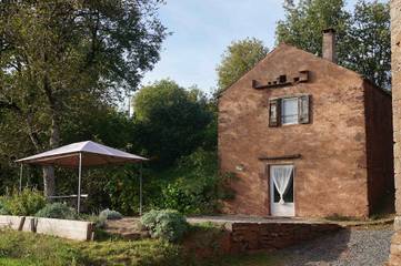 Gîte pour 2 personnes, avec jacuzzi ainsi que terrasse et jardin, animaux acceptés dans l' Aveyron