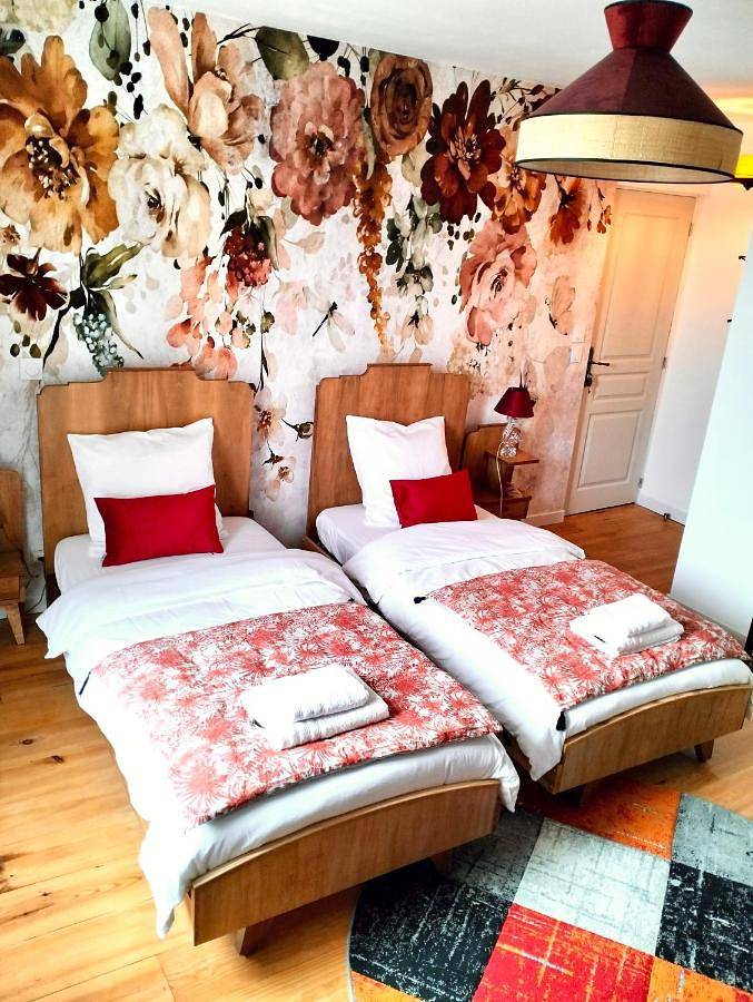 Location de vacances pour 2 personnes, avec jardin ainsi que vue et piscine à Faye-la-Vineuse - 2
