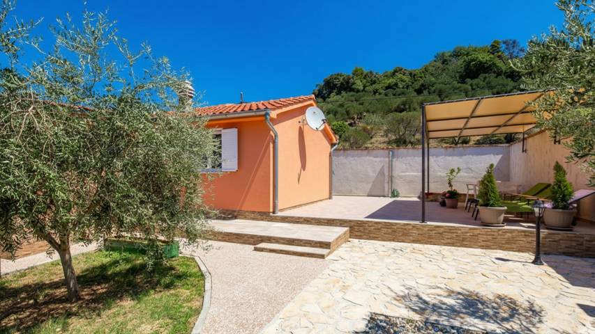 Villa pour 3 personnes, avec jardin ainsi que terrasse et jacuzzi dans Rab