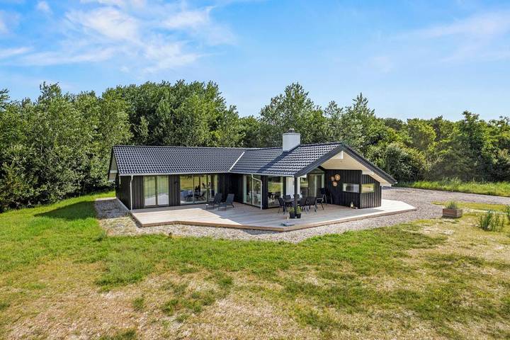 Lodge voor 10 personen, with Balkon/Terras and Whirlpool as well as Terras and Sauna aan de Waddenzee