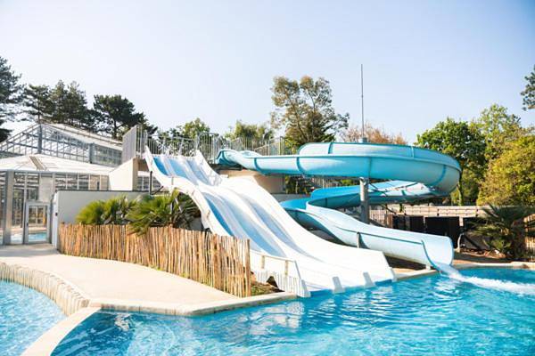 Camping pour 6 personnes, avec terrasse ainsi que piscine et jardin
