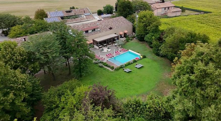 Apartamento para 2 personas, con vistas además de piscina y jardín, Se admiten mascotas en Parma