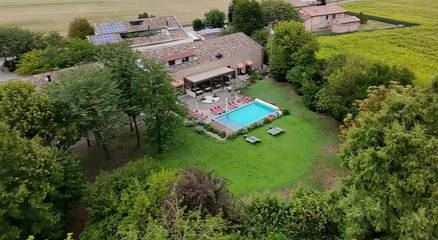 Hôtel pour 2 personnes, avec jardin ainsi que piscine et vue, animaux acceptés à Parme