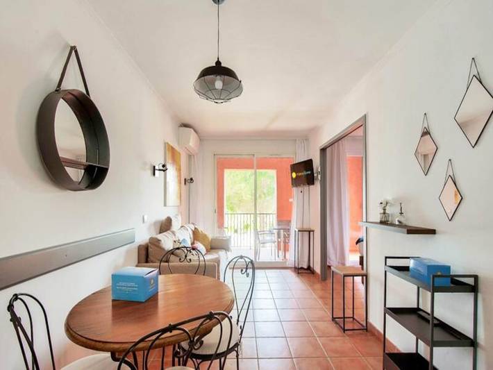 Appartement de vacances pour 4 personnes, avec jardin ainsi que balcon et piscine, adapté aux familles