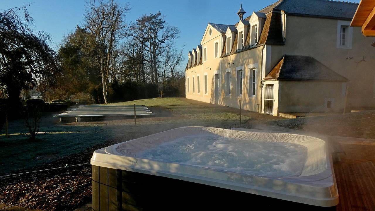 Château de Montboulon Piscine Spa in Saint-Georges-sur-Baulche, Région d'Auxerre