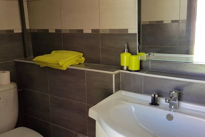 Gîte pour 6 personnes, avec terrasse et jardin ainsi que sauna et jacuzzi à Sabran - 3