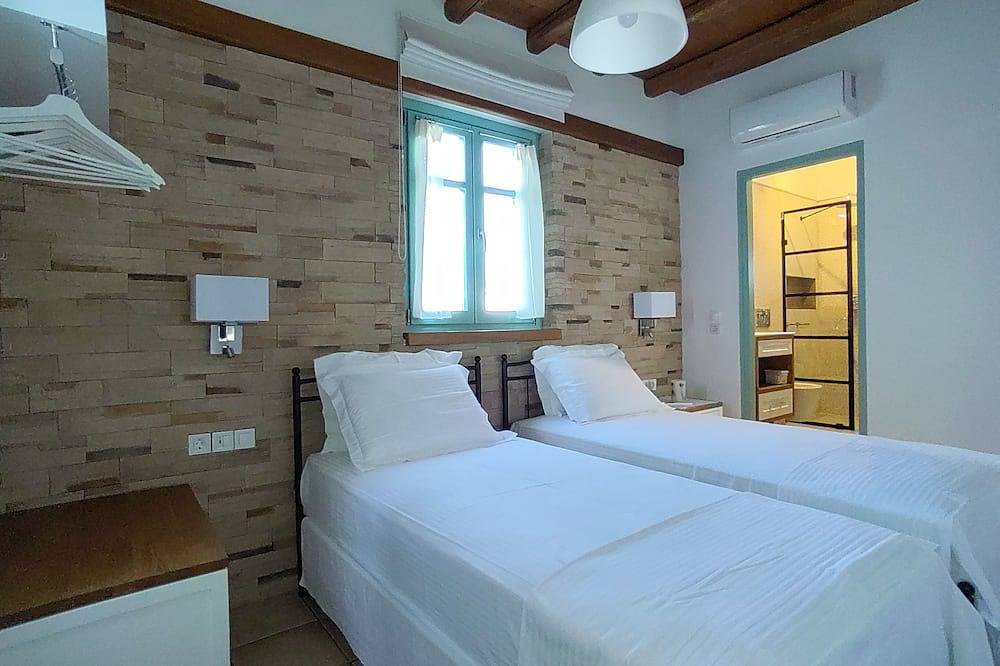 Excepcional villa de 82m2, acceso directo al mar, vista abrumadora al amanecer y al mar in Pollonia, Milo
