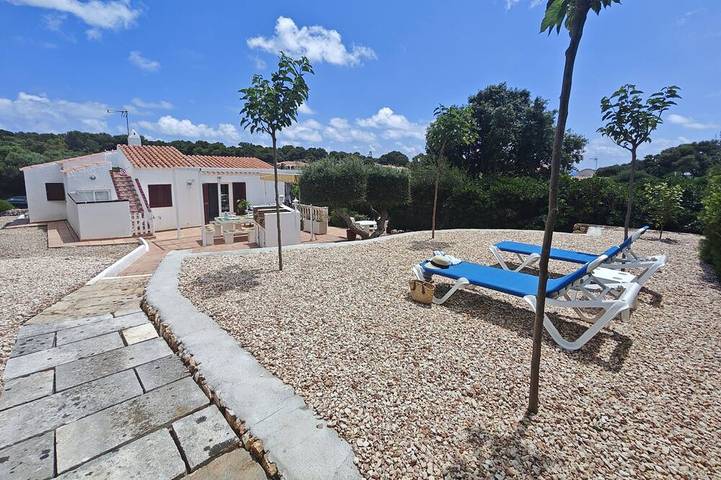 Casa de vacaciones para 7 personas, con jardín además de terraza y piscina en Binibeca