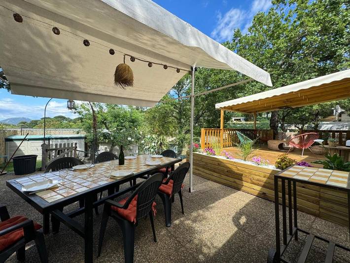 Camping pour 6 personnes, avec vue et jardin ainsi que terrasse et piscine, animaux acceptés