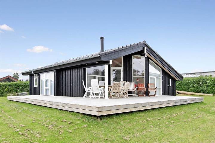 Ferieudlejning for 6 personer, med Jacuzzi og Terrasse samt Have i Ajstrup Strand