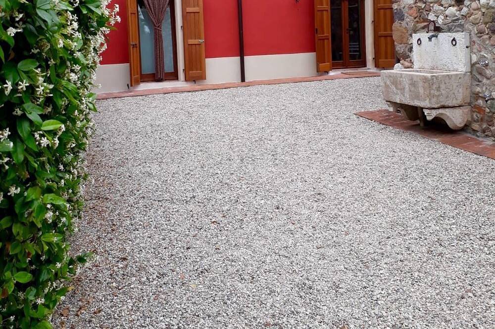 Monzambano: Haus mit Garten und Panoramaloggia mit Kamin zum Grillen in Monzambano, Gardasee