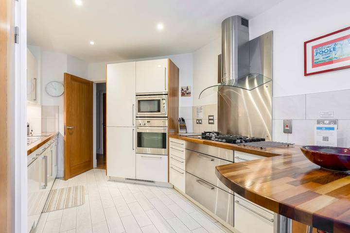 Entire apartment, Riva -180-Degree Panoramic Views from Balcony in Poole, Poole Harbour