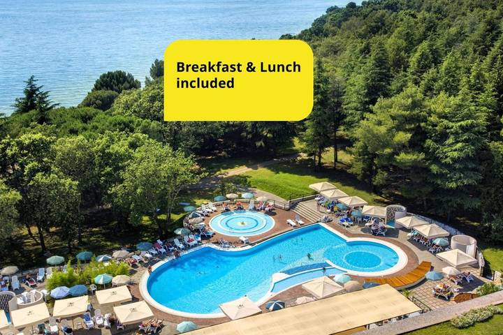 Hôtel pour 3 personnes, avec piscine ainsi que bassin pour enfant et jardin
