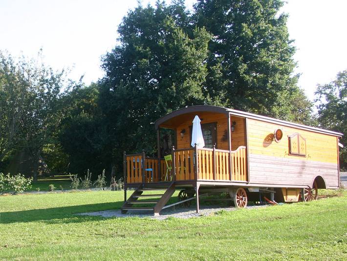 Gîte pour 4 personnes, avec piscine et jardin