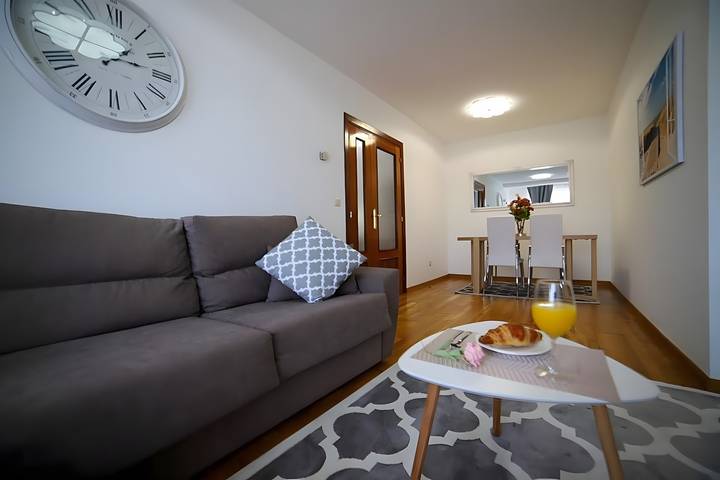 Apartamento inteiro, Apartamento 'Playa Arbeyal Garagem' com Wi-Fi in Playa de L'Arbeyal (Gijón), Gijón