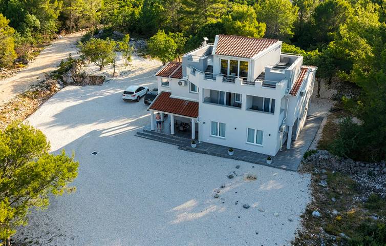 Ganze Ferienwohnung, Moderne 2-Zimmer-Wohnung mit Terrasse, WLAN und Parkplatz in Küstennähe in Pridraga, Donji Karin
