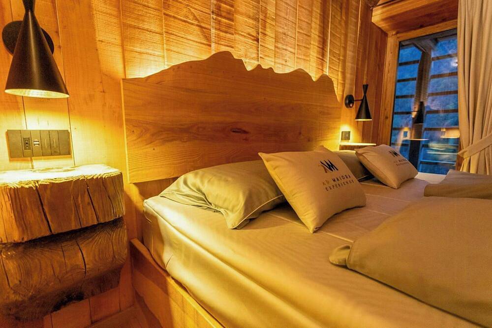 Walser-hut met Spa in de rotsen en uitzicht op de Monte Rosa in Alagna Valsesia, Walliser Alpen