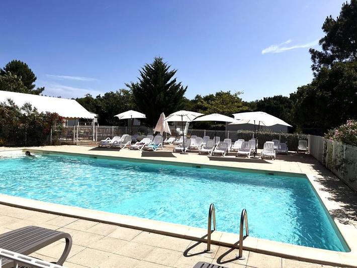 Camping pour 4 personnes, avec Terrasse ainsi que Jardin et Piscine