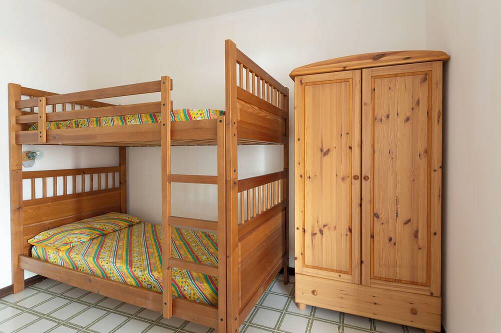 Geheel appartement, Vierkamerappartement in de wijk Capo D'Arco met directe toegang tot de zee in Capo d'Arco, Elba