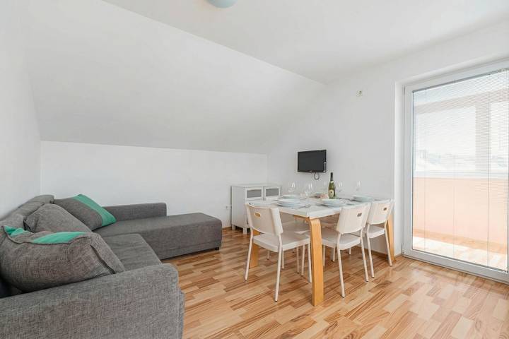 Ganze Wohnung, Lavrič Attic Apartment 4 at Lake Bloke in Innerkrain-Karst