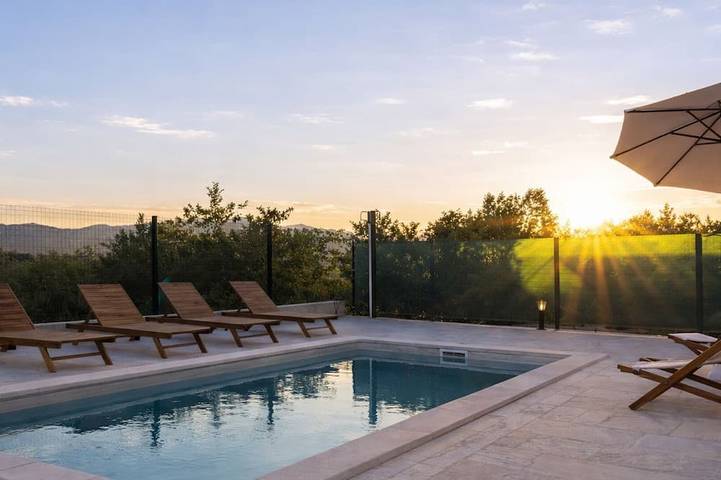 Villa für 8 Personen, mit Pool und Terrasse sowie Garten - 1