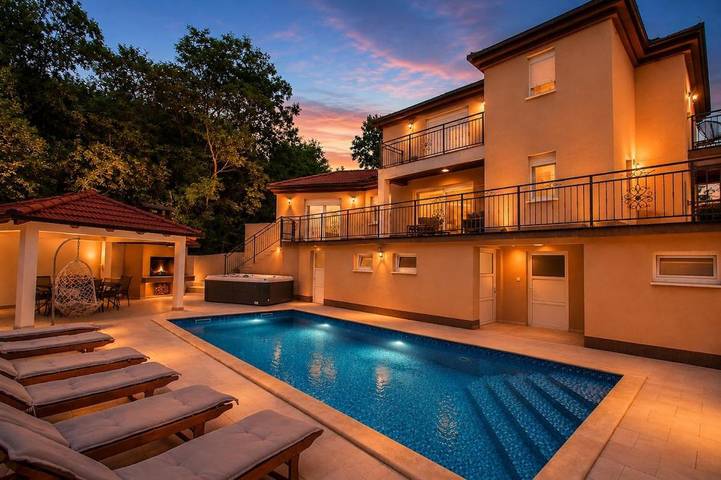 Ferienhaus für 8 Personen, mit Balkon und Whirlpool sowie Terrasse und Garten