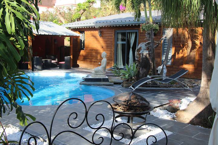 Lodge pour 2 personnes, avec terrasse et jacuzzi ainsi que piscine et jardin