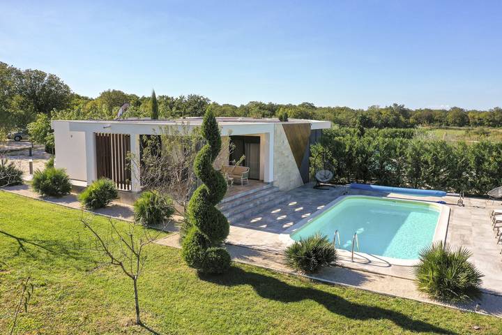 Villa pour 6 personnes, avec jardin et piscine à Nin