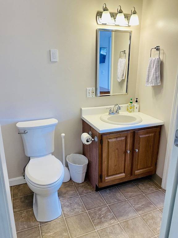 Vacation rental for 4 people, with hot tub and pool as well as yard in Lake Winnipesaukee