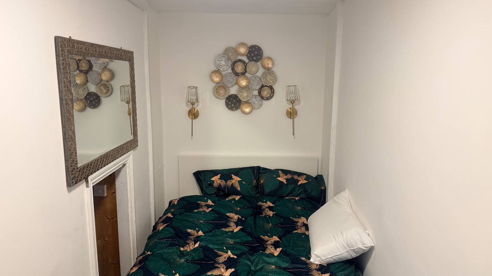 House Sleeps 2 with Parking in Croydon, London