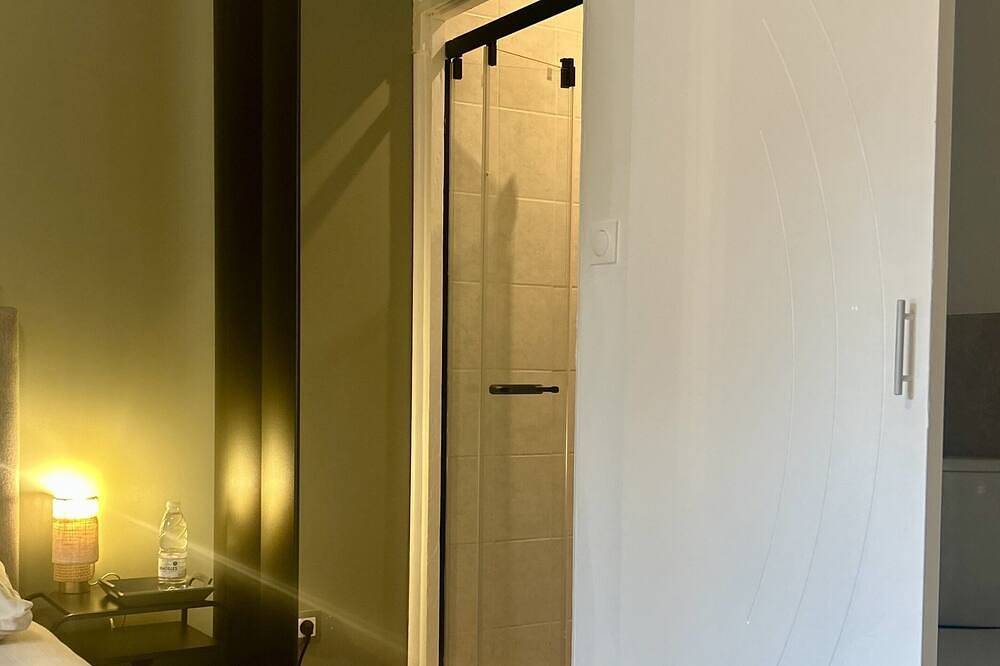 Double or Twin-Deluxe-Ensuite-Pool view in Plassac, Blaye region