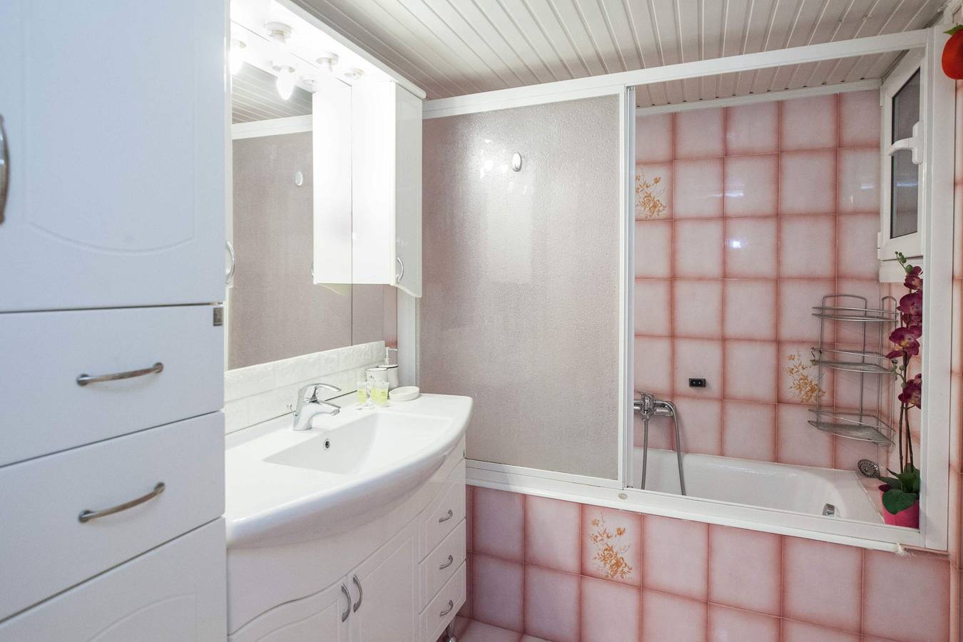 Ganze Wohnung, Elegant 2 Bd Apt with Balcony in Korydallos Square in Region Attika
