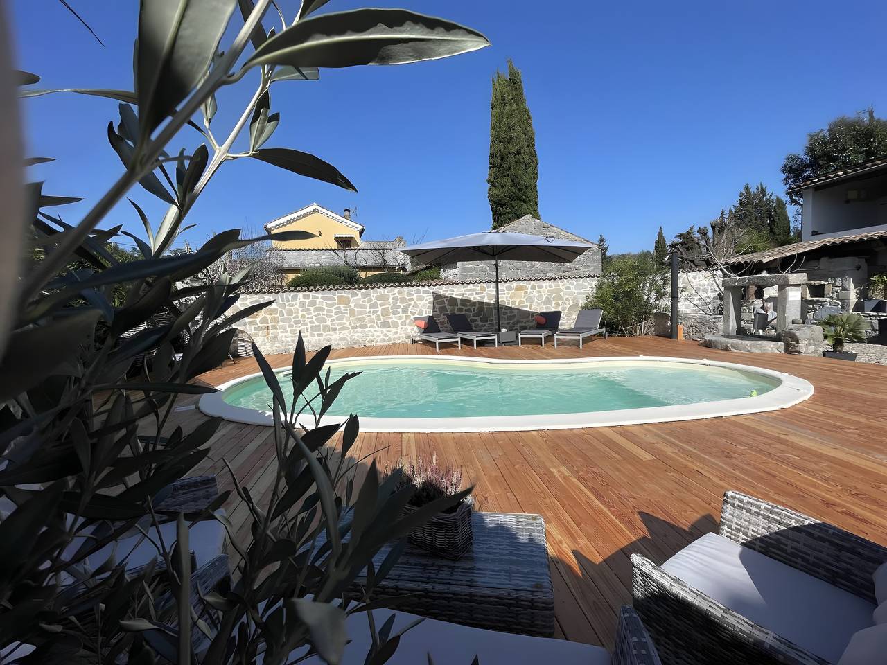 Suite « La Charbonnière » con piscina compartida, terraza y Wi-Fi in Saint-Alban-Auriolles, Ardèche