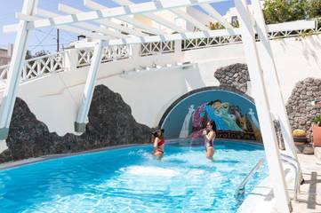 Location de vacances pour 2 personnes, avec jacuzzi ainsi que piscine et terrasse à Thera