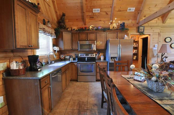 Log cabin for 9 people, with pool and hot tub as well as yard in Table Rock Lake