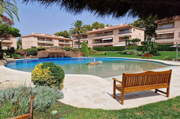Apartamento de vacaciones para 6 personas, con jardín además de piscina y balcón - 1