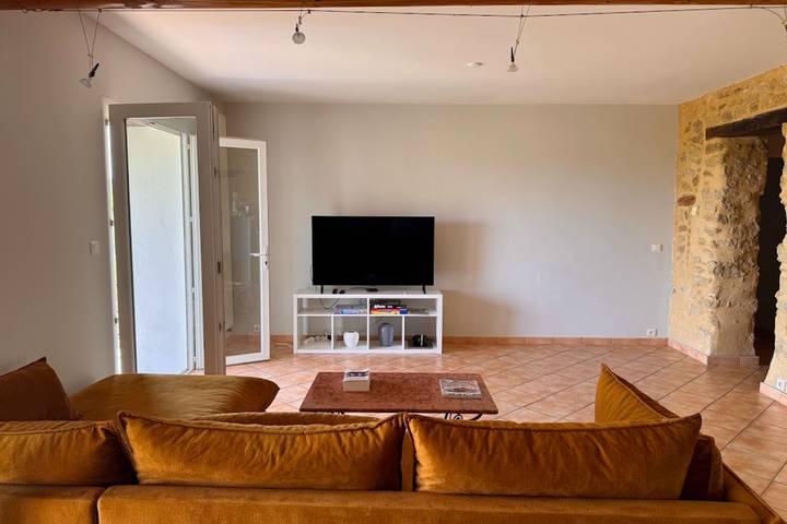 Location de vacances pour 6 personnes, avec terrasse ainsi que piscine et jardin à Sauveterre - 4