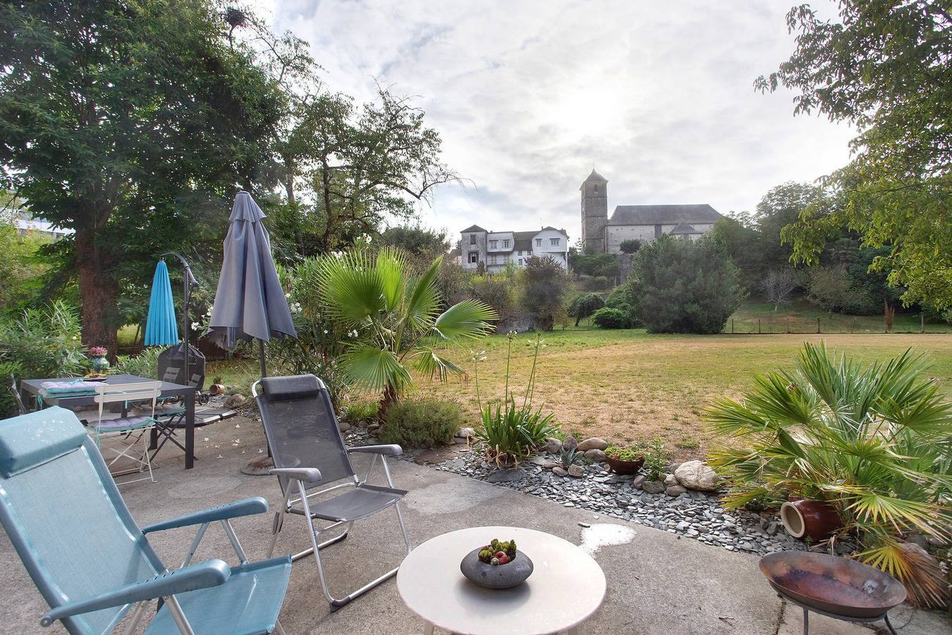 Ferienhaus „Maison Brocanteflore“ mit privatem Garten, Wlan und Klimaanlage in Moumour, Béarn