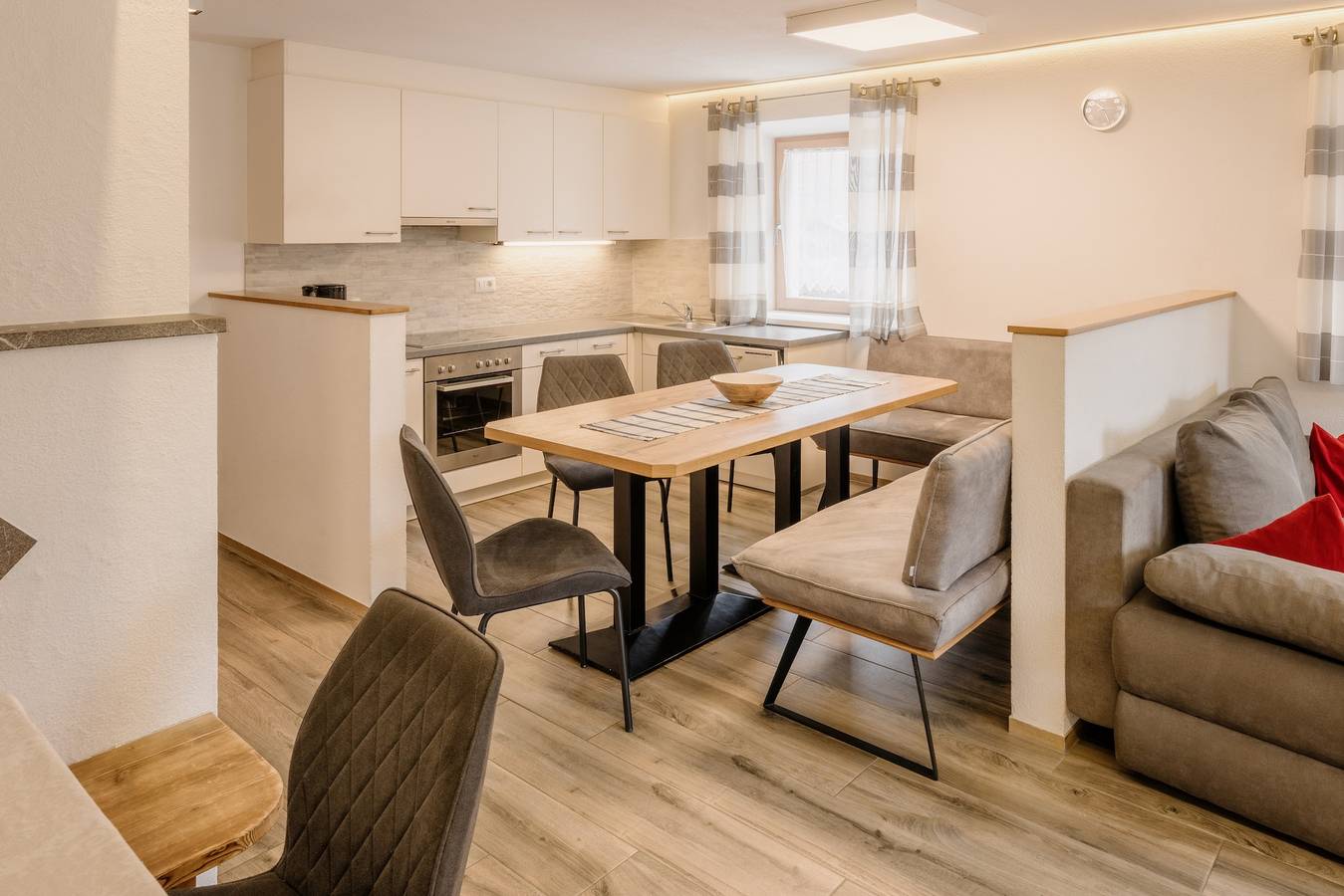 Ganze Wohnung, Ferienwohnung "Steinhaus Xl" mit Bergblick, Gemeinschaftspool und Wlan in Ahrntal, Zillertaler Alpen