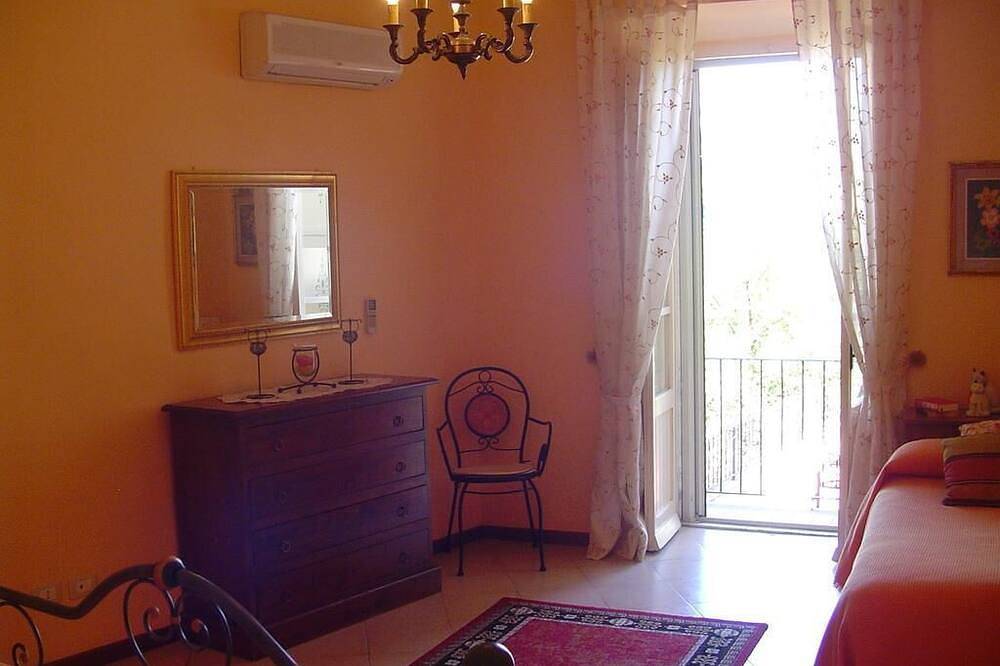 Entire apartment, Central Apartment with terrace over gardens in Orvieto, Terni Province