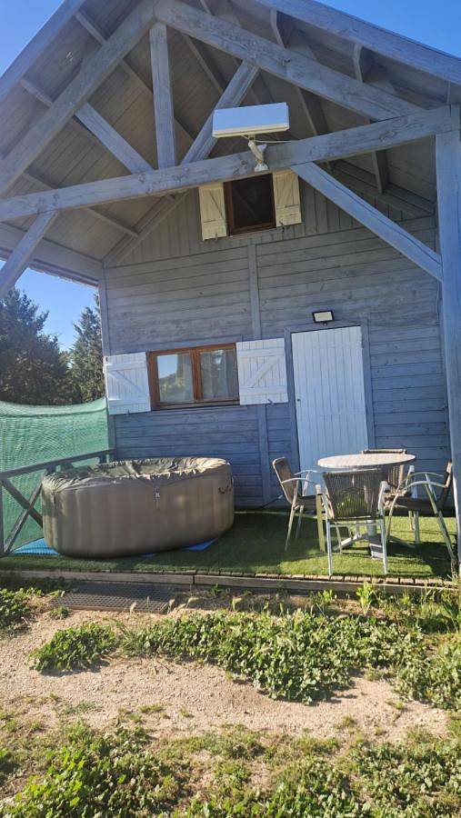 Gîte pour 6 personnes, avec jacuzzi ainsi que jardin et piscine à Charleval