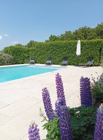 Gîte pour 4 personnes, avec terrasse et piscine à Beauregard-Baret