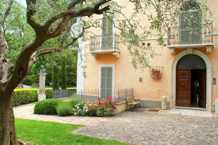 Location de vacances pour 5 personnes, avec Balcon ainsi que Jardin et Piscine à Serrungarina