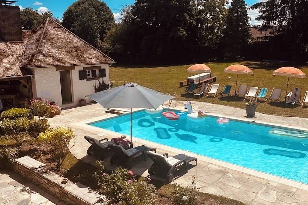 House with Pool & Tennis 50min from Paris • 2ha Estate • 9 Bedrooms • Sleeps 14 in Bourdonné, Yvelines