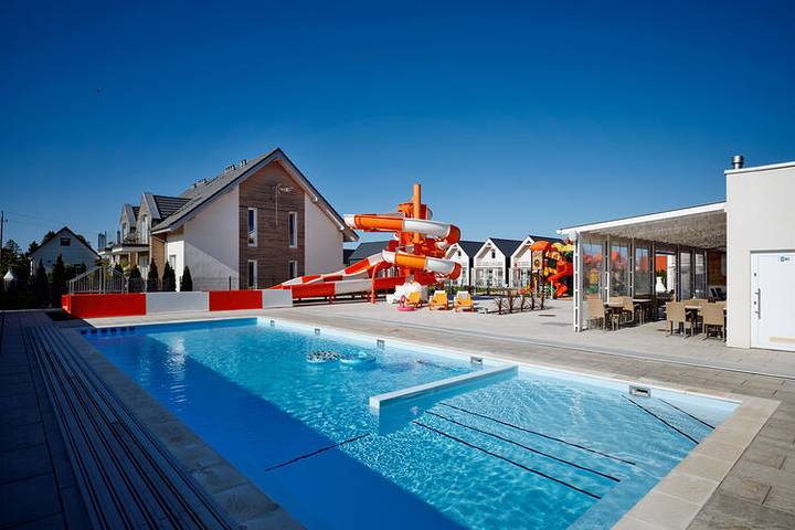Apartament wakacyjny dla 4 osób, z jacuzzi i balkon/ taras oraz basen w Sarbinowo
