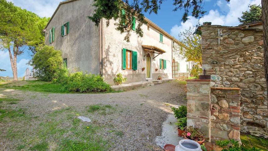 Agriturismo per 9 persone, con giardino e piscina, con animali domestici in Chianni