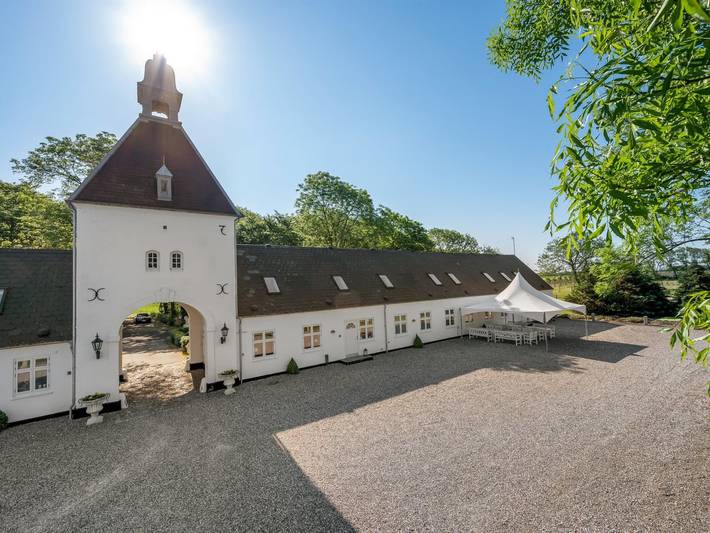 Ferielejlighed for 20 personer, med Terrasse og Sauna i Ulfborg