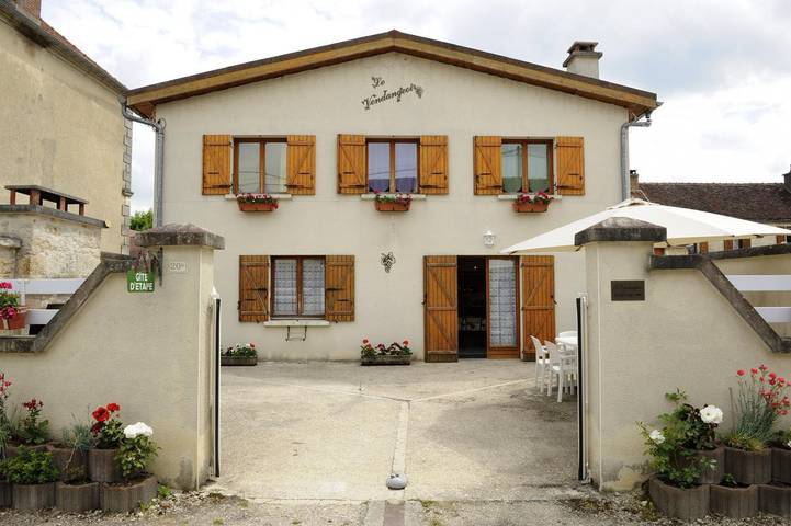 Gîte pour 13 personnes, avec terrasse, animaux acceptés dans l' Aube
