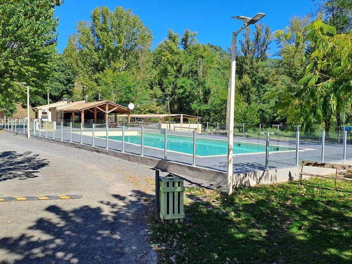 Camping pour 4 personnes, avec Terrasse ainsi que Jardin et Piscine