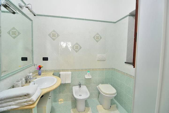 Ganze Wohnung, Apartment with garden 200meters from the Sea in Forio, Ischia
